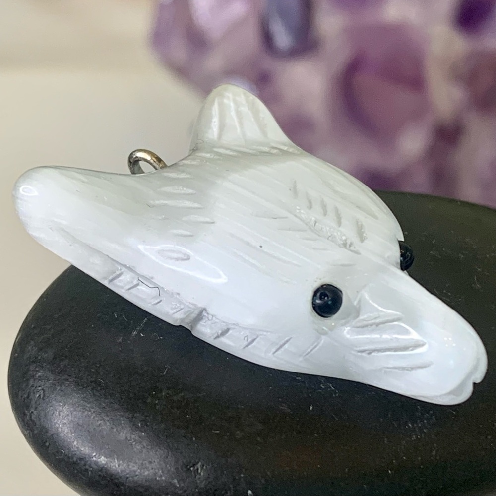 White Fiber Optic Glass Cat's Eye Carved Crystal Wolf Head Necklace Pendant 1.5"